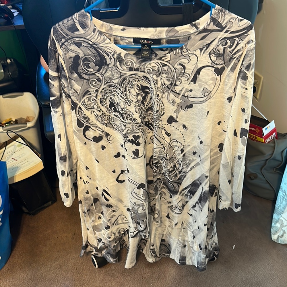 White,black, and gray swing loose t-shirt